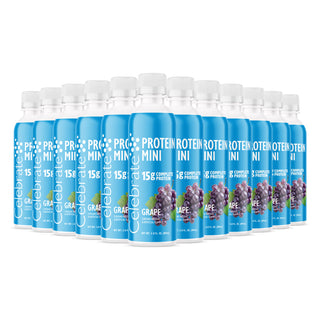 Flera flaskor av Celebrate Protein Mini med druvsmak på vit bakgrund