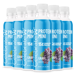 Flera flaskor av Celebrate Protein Mini med smak av Grape på vit bakgrund