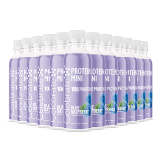 Flera behållare av Protein Mini med blå hallonsmak på en vit bakgrund