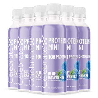 Flera flaskor av Protein Mini med blå hallonsmak på en vit bakgrund
